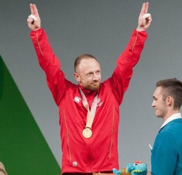 Gareth Evans celebrating on podium at Commonwealth Games 2018